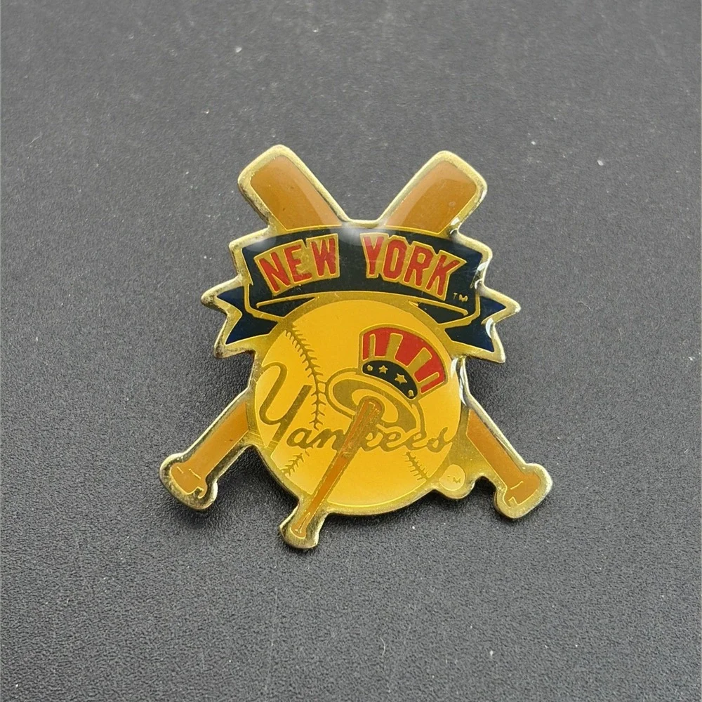 Vintage MLB Baseball New York‎ Yankees Crossed Bats Ball Lapel Hat Pin